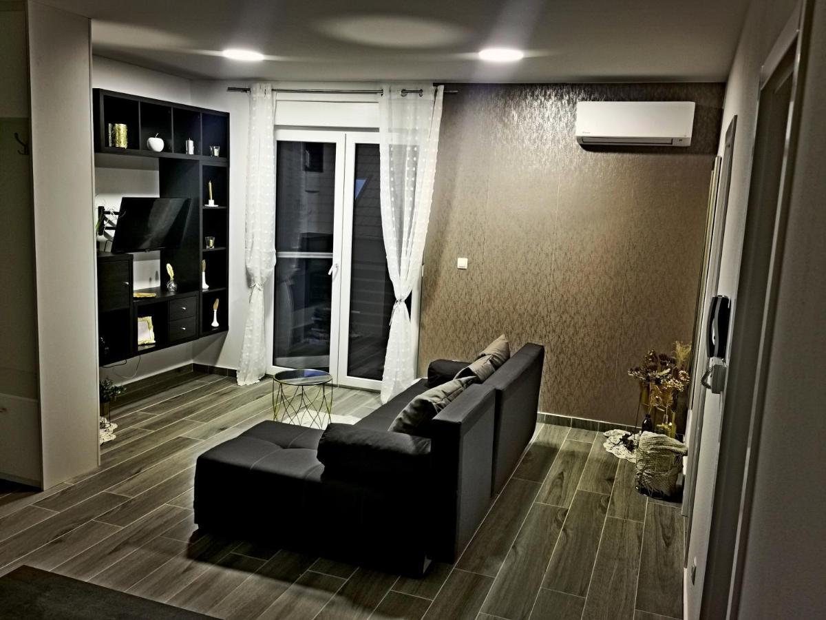 Ferienwohnung Golden - Self Check In Osijek Exterior foto